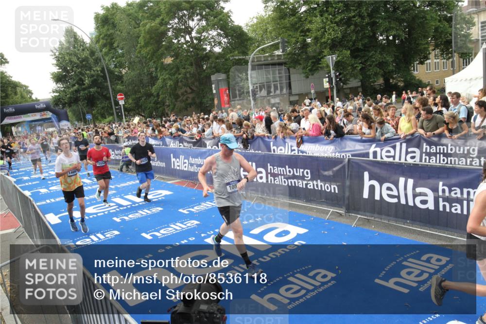 29.06.2025 - hella hamburg halbmarathon Michael Strokosch http://msf.ph/oto/8536118 29.06.2025 10:44:34 Ziel  meine-sportfotos.de