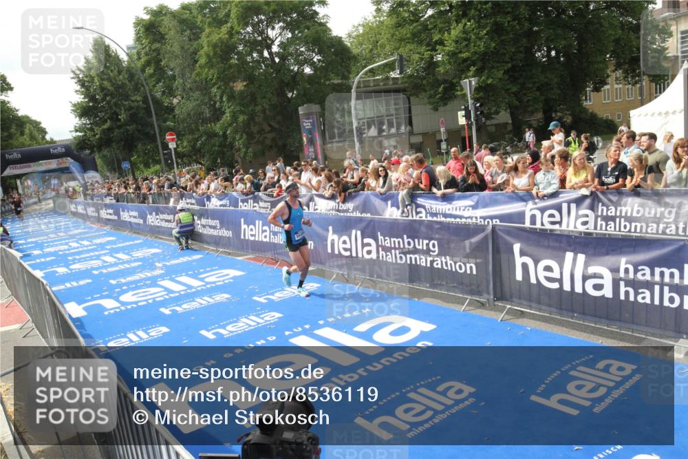 29.06.2025 - hella hamburg halbmarathon Michael Strokosch http://msf.ph/oto/8536119 29.06.2025 10:25:22 Ziel  meine-sportfotos.de
