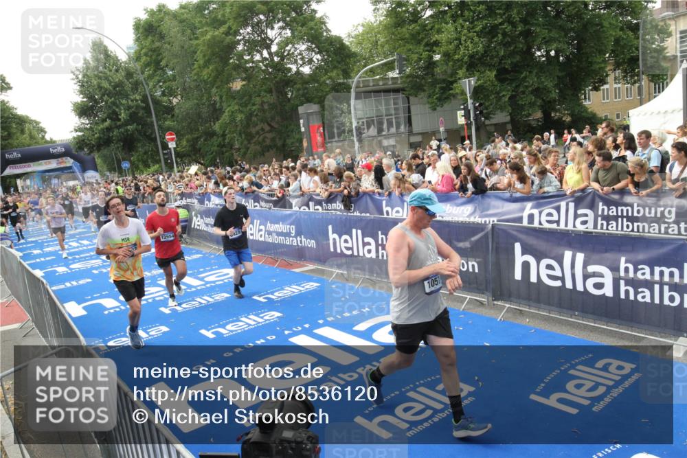 29.06.2025 - hella hamburg halbmarathon Michael Strokosch http://msf.ph/oto/8536120 29.06.2025 10:44:34 Ziel  meine-sportfotos.de