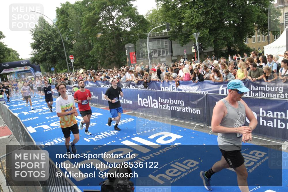 29.06.2025 - hella hamburg halbmarathon Michael Strokosch http://msf.ph/oto/8536122 29.06.2025 10:44:35 Ziel  meine-sportfotos.de