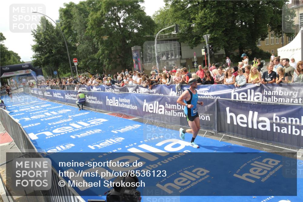 29.06.2025 - hella hamburg halbmarathon Michael Strokosch http://msf.ph/oto/8536123 29.06.2025 10:25:22 Ziel  meine-sportfotos.de