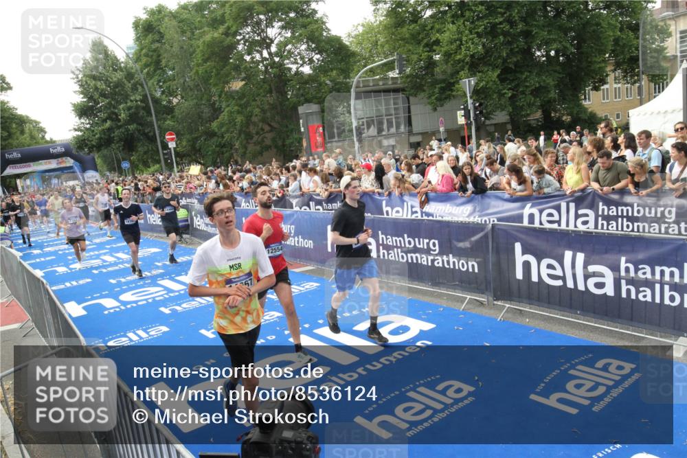 29.06.2025 - hella hamburg halbmarathon Michael Strokosch http://msf.ph/oto/8536124 29.06.2025 10:44:35 Ziel  meine-sportfotos.de