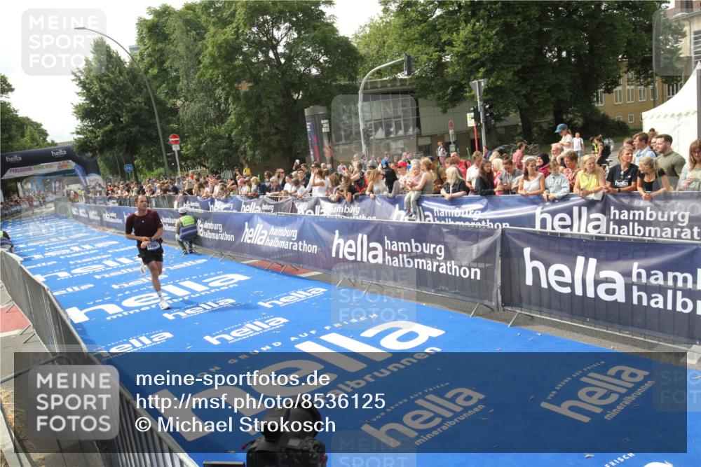 29.06.2025 - hella hamburg halbmarathon Michael Strokosch http://msf.ph/oto/8536125 29.06.2025 10:25:27 Ziel  meine-sportfotos.de