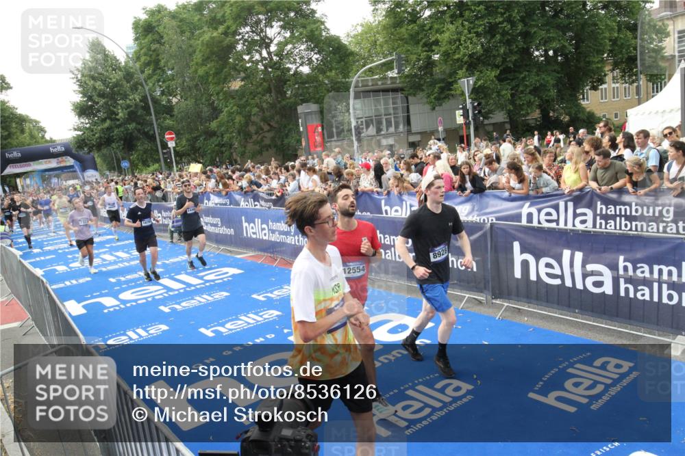 29.06.2025 - hella hamburg halbmarathon Michael Strokosch http://msf.ph/oto/8536126 29.06.2025 10:44:35 Ziel  meine-sportfotos.de