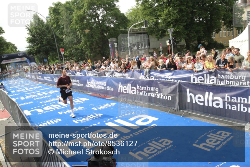 29.06.2025 - hella hamburg halbmarathon Michael Strokosch http://msf.ph/oto/8536127 29.06.2025 10:25:28 Ziel  meine-sportfotos.de
