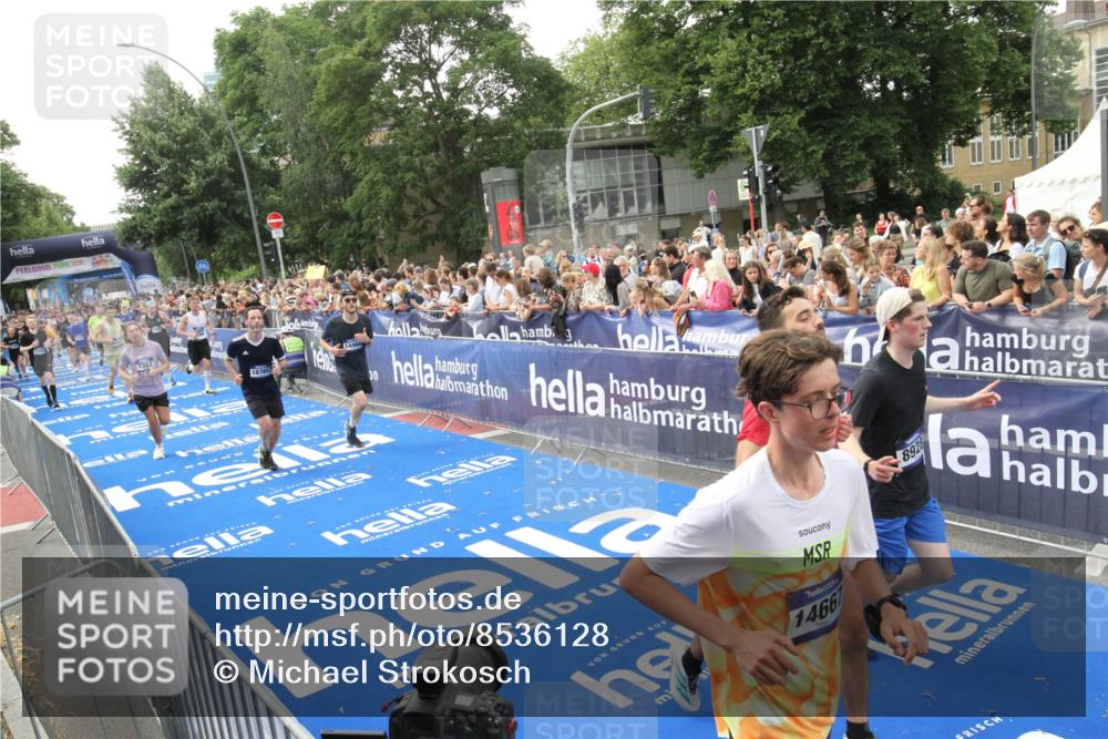 29.06.2025 - hella hamburg halbmarathon Michael Strokosch http://msf.ph/oto/8536128 29.06.2025 10:44:36 Ziel  meine-sportfotos.de