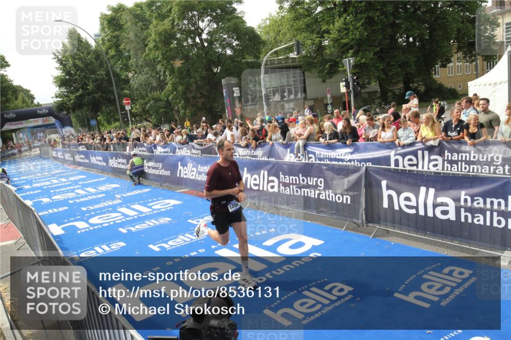 29.06.2025 - hella hamburg halbmarathon Michael Strokosch http://msf.ph/oto/8536131 29.06.2025 10:25:28 Ziel  meine-sportfotos.de