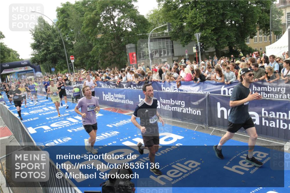 29.06.2025 - hella hamburg halbmarathon Michael Strokosch http://msf.ph/oto/8536136 29.06.2025 10:44:38 Ziel  meine-sportfotos.de