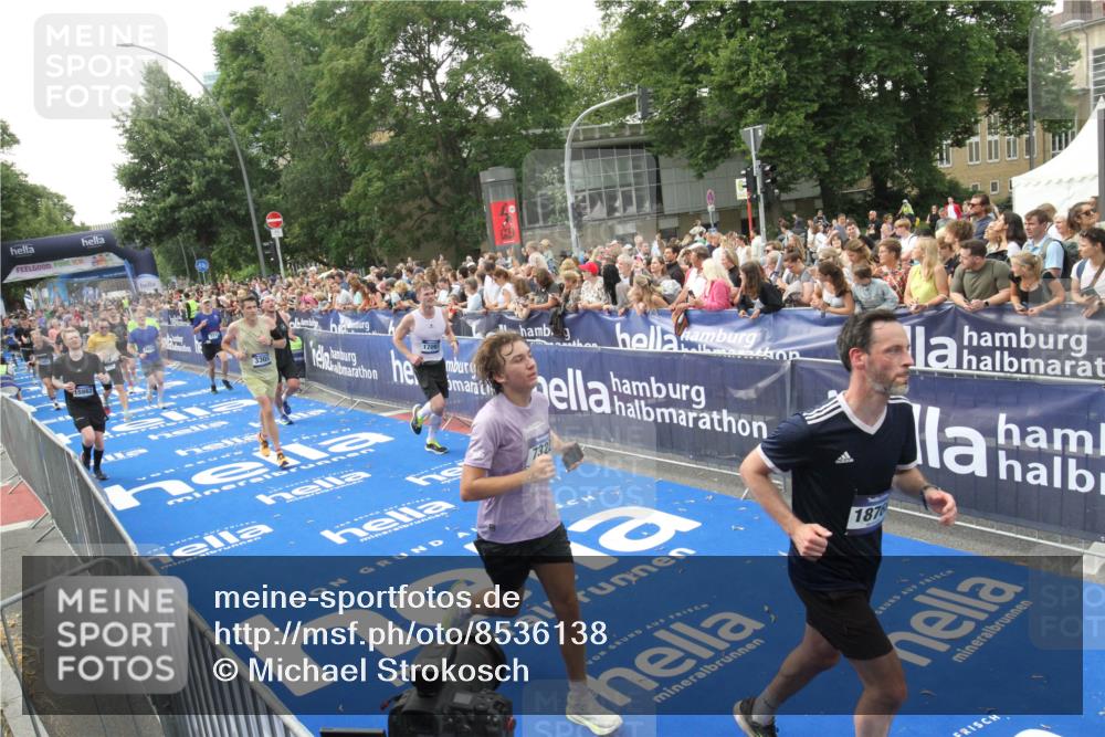 29.06.2025 - hella hamburg halbmarathon Michael Strokosch http://msf.ph/oto/8536138 29.06.2025 10:44:38 Ziel  meine-sportfotos.de