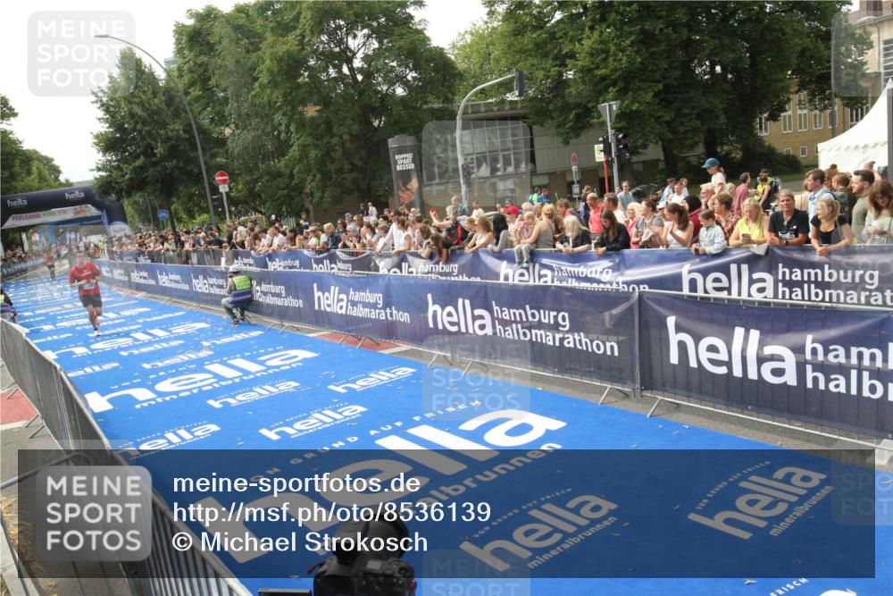 29.06.2025 - hella hamburg halbmarathon Michael Strokosch http://msf.ph/oto/8536139 29.06.2025 10:25:35 Ziel  meine-sportfotos.de