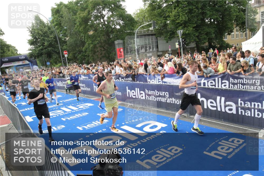 29.06.2025 - hella hamburg halbmarathon Michael Strokosch http://msf.ph/oto/8536142 29.06.2025 10:44:39 Ziel  meine-sportfotos.de
