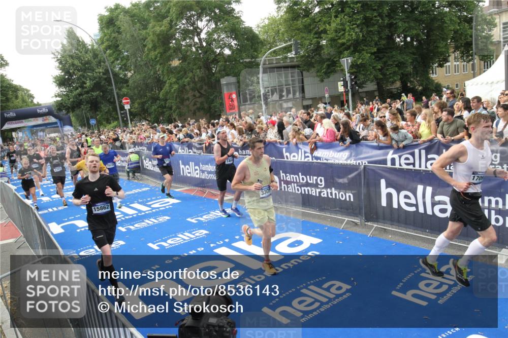 29.06.2025 - hella hamburg halbmarathon Michael Strokosch http://msf.ph/oto/8536143 29.06.2025 10:44:40 Ziel  meine-sportfotos.de