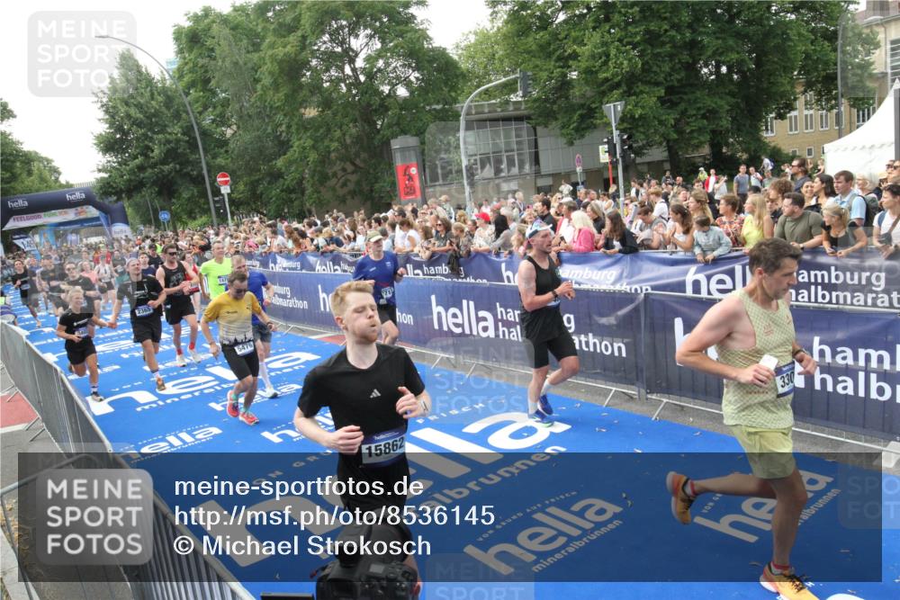 29.06.2025 - hella hamburg halbmarathon Michael Strokosch http://msf.ph/oto/8536145 29.06.2025 10:44:40 Ziel  meine-sportfotos.de