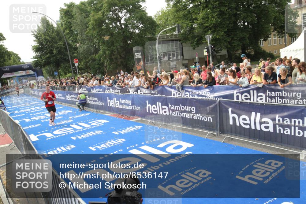 29.06.2025 - hella hamburg halbmarathon Michael Strokosch http://msf.ph/oto/8536147 29.06.2025 10:25:36 Ziel  meine-sportfotos.de
