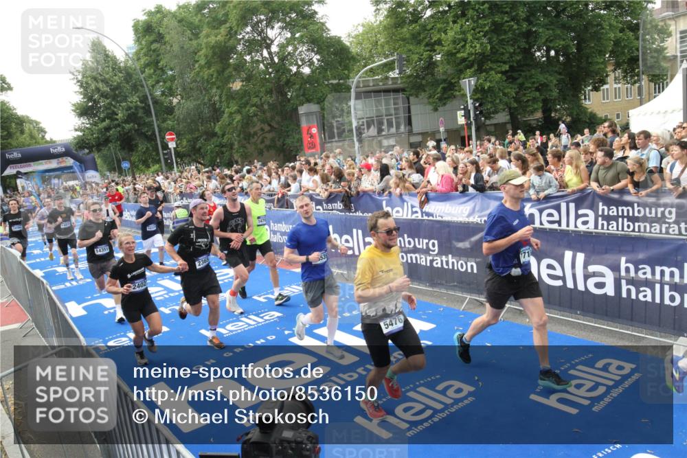 29.06.2025 - hella hamburg halbmarathon Michael Strokosch http://msf.ph/oto/8536150 29.06.2025 10:44:41 Ziel  meine-sportfotos.de
