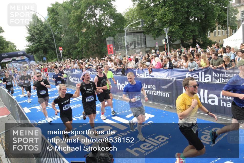 29.06.2025 - hella hamburg halbmarathon Michael Strokosch http://msf.ph/oto/8536152 29.06.2025 10:44:42 Ziel  meine-sportfotos.de