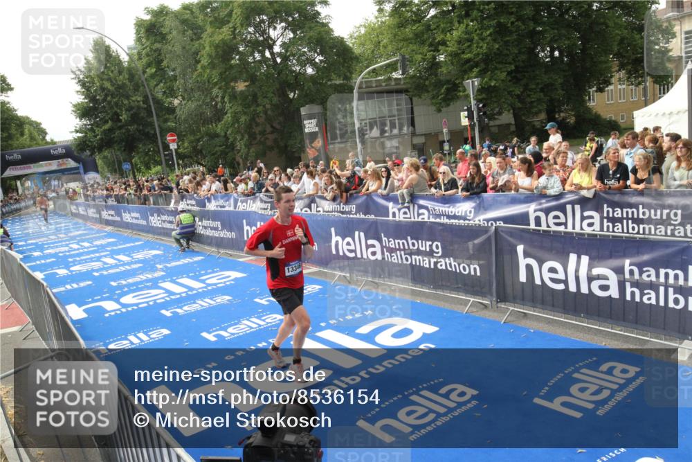 29.06.2025 - hella hamburg halbmarathon Michael Strokosch http://msf.ph/oto/8536154 29.06.2025 10:25:38 Ziel  meine-sportfotos.de