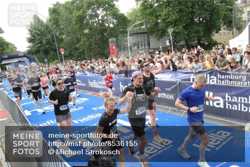 29.06.2025 - hella hamburg halbmarathon Michael Strokosch http://msf.ph/oto/8536155 29.06.2025 10:44:42 Ziel  meine-sportfotos.de