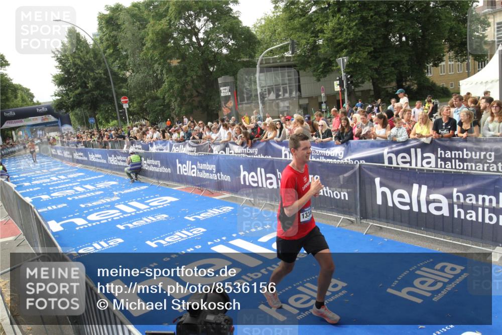 29.06.2025 - hella hamburg halbmarathon Michael Strokosch http://msf.ph/oto/8536156 29.06.2025 10:25:38 Ziel  meine-sportfotos.de