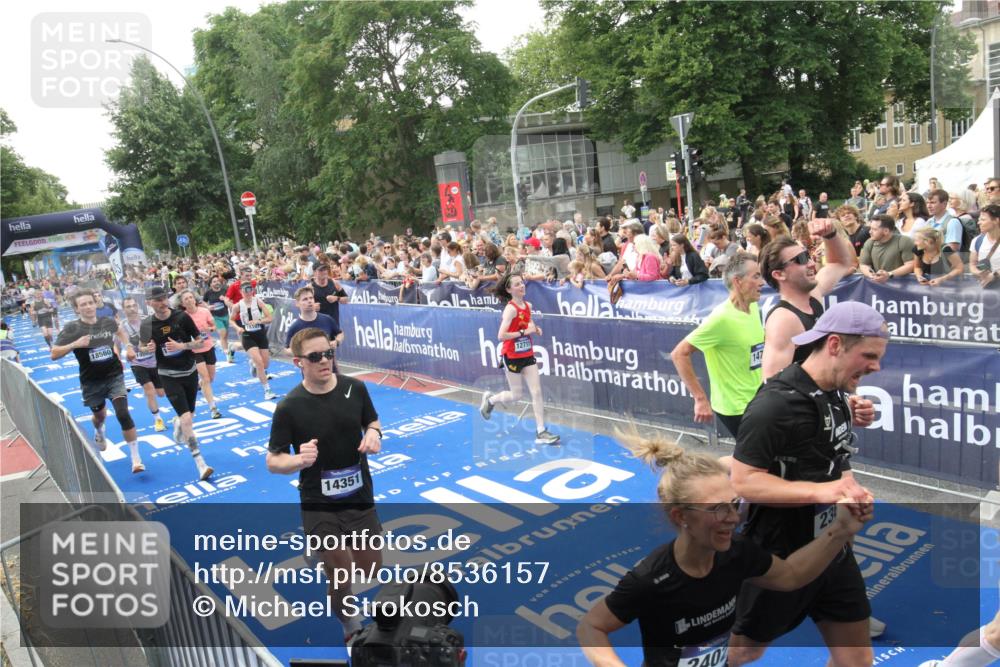 29.06.2025 - hella hamburg halbmarathon Michael Strokosch http://msf.ph/oto/8536157 29.06.2025 10:44:43 Ziel  meine-sportfotos.de