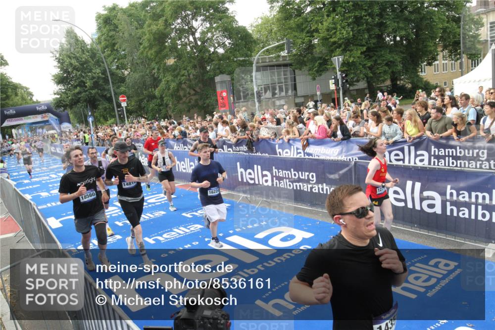 29.06.2025 - hella hamburg halbmarathon Michael Strokosch http://msf.ph/oto/8536161 29.06.2025 10:44:43 Ziel  meine-sportfotos.de