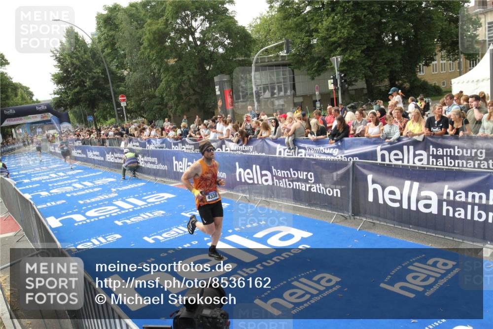 29.06.2025 - hella hamburg halbmarathon Michael Strokosch http://msf.ph/oto/8536162 29.06.2025 10:25:45 Ziel  meine-sportfotos.de