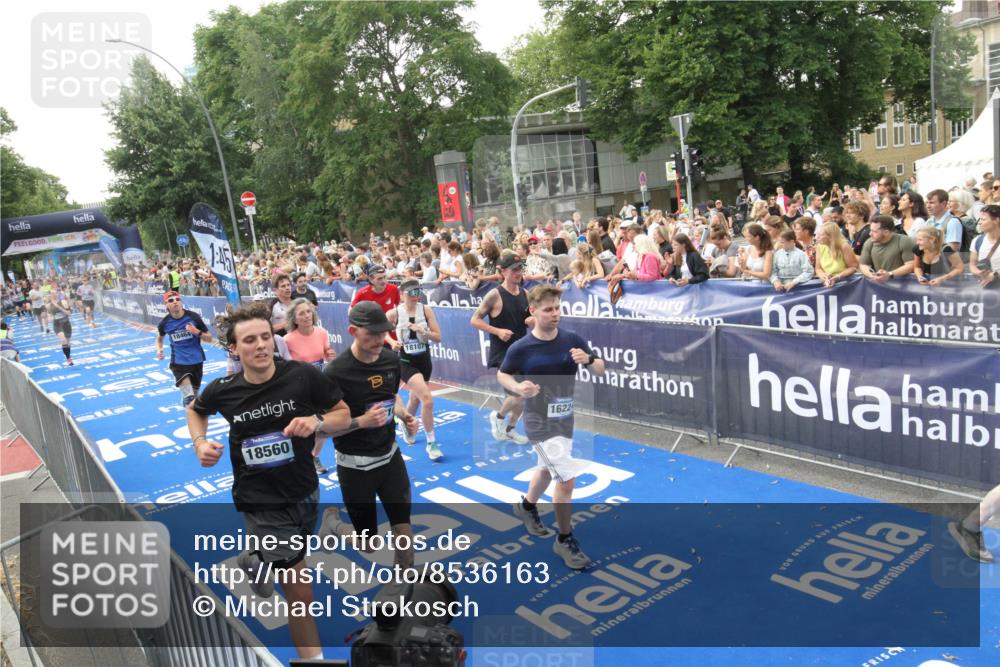 29.06.2025 - hella hamburg halbmarathon Michael Strokosch http://msf.ph/oto/8536163 29.06.2025 10:44:44 Ziel  meine-sportfotos.de
