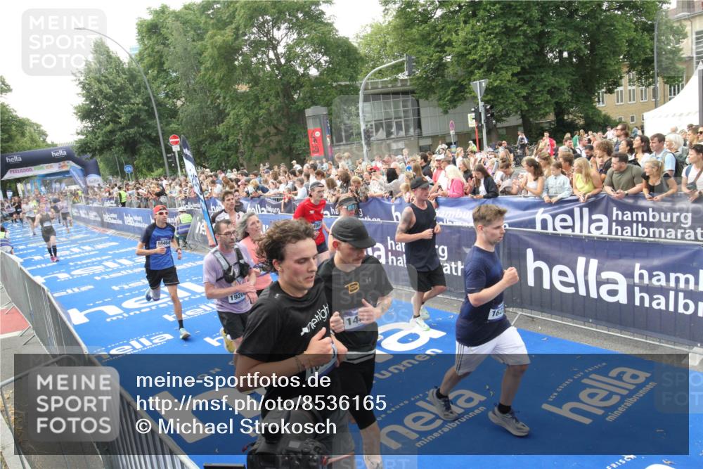29.06.2025 - hella hamburg halbmarathon Michael Strokosch http://msf.ph/oto/8536165 29.06.2025 10:44:44 Ziel  meine-sportfotos.de