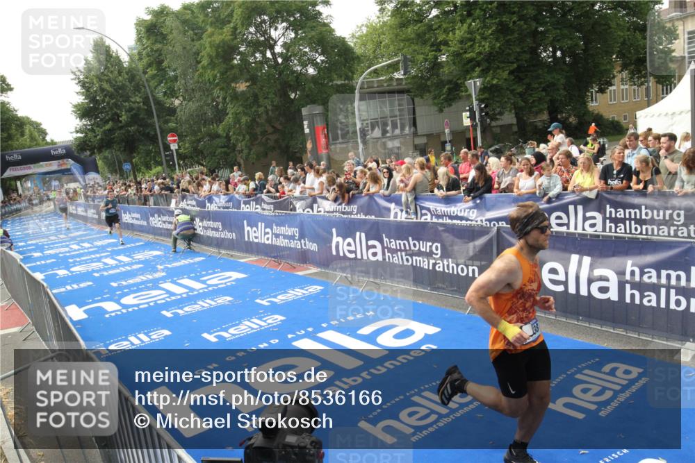 29.06.2025 - hella hamburg halbmarathon Michael Strokosch http://msf.ph/oto/8536166 29.06.2025 10:25:45 Ziel  meine-sportfotos.de