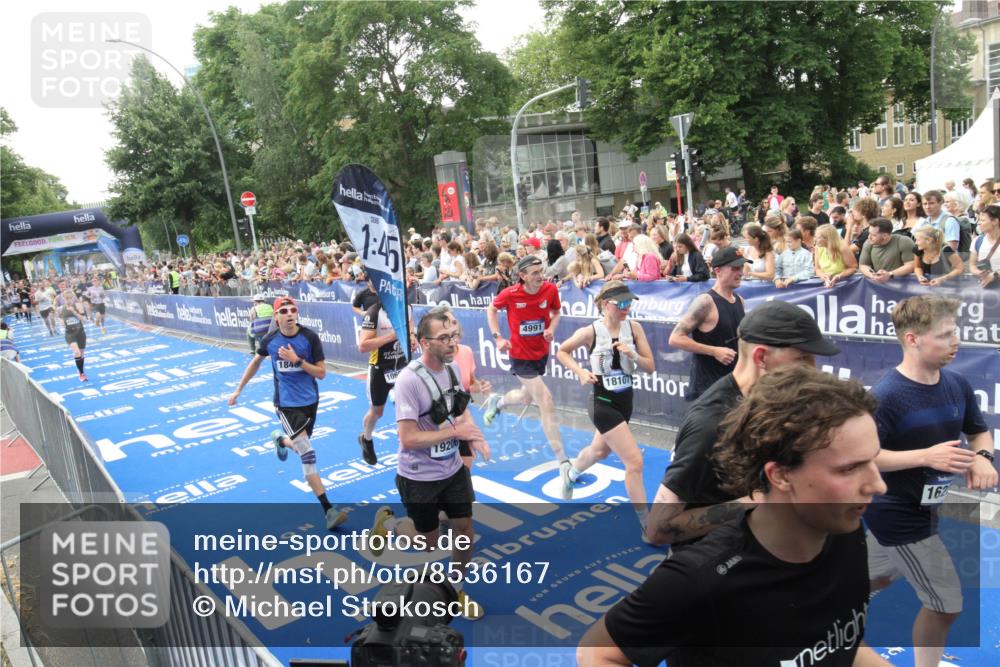 29.06.2025 - hella hamburg halbmarathon Michael Strokosch http://msf.ph/oto/8536167 29.06.2025 10:44:44 Ziel  meine-sportfotos.de