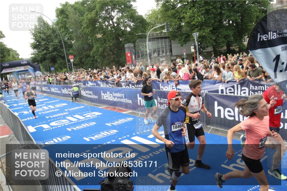 29.06.2025 - hella hamburg halbmarathon Michael Strokosch http://msf.ph/oto/8536171 29.06.2025 10:44:45 Ziel  meine-sportfotos.de