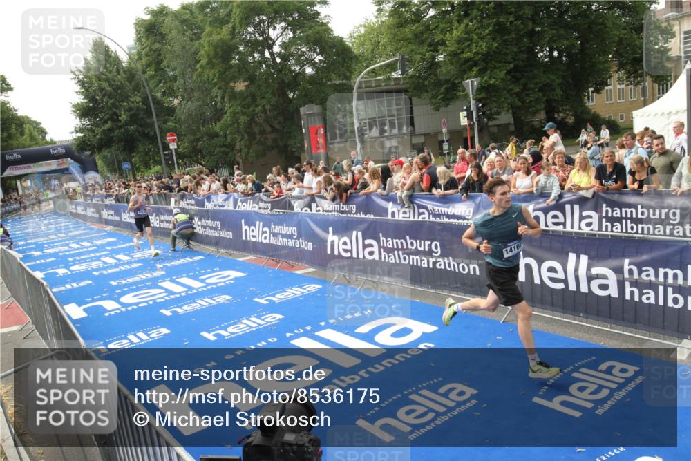 29.06.2025 - hella hamburg halbmarathon Michael Strokosch http://msf.ph/oto/8536175 29.06.2025 10:25:49 Ziel  meine-sportfotos.de
