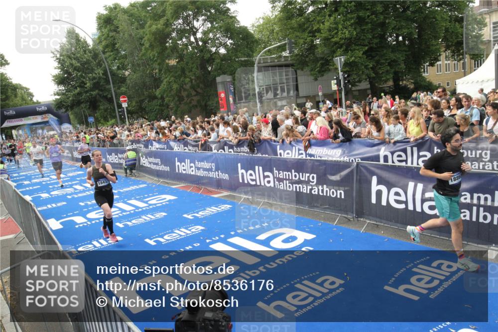 29.06.2025 - hella hamburg halbmarathon Michael Strokosch http://msf.ph/oto/8536176 29.06.2025 10:44:46 Ziel  meine-sportfotos.de