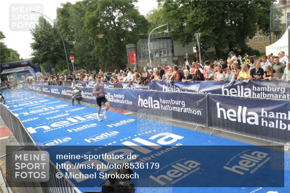 29.06.2025 - hella hamburg halbmarathon Michael Strokosch http://msf.ph/oto/8536179 29.06.2025 10:25:50 Ziel  meine-sportfotos.de