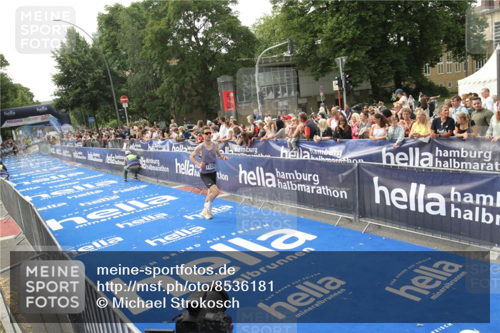 29.06.2025 - hella hamburg halbmarathon Michael Strokosch http://msf.ph/oto/8536181 29.06.2025 10:25:50 Ziel  meine-sportfotos.de