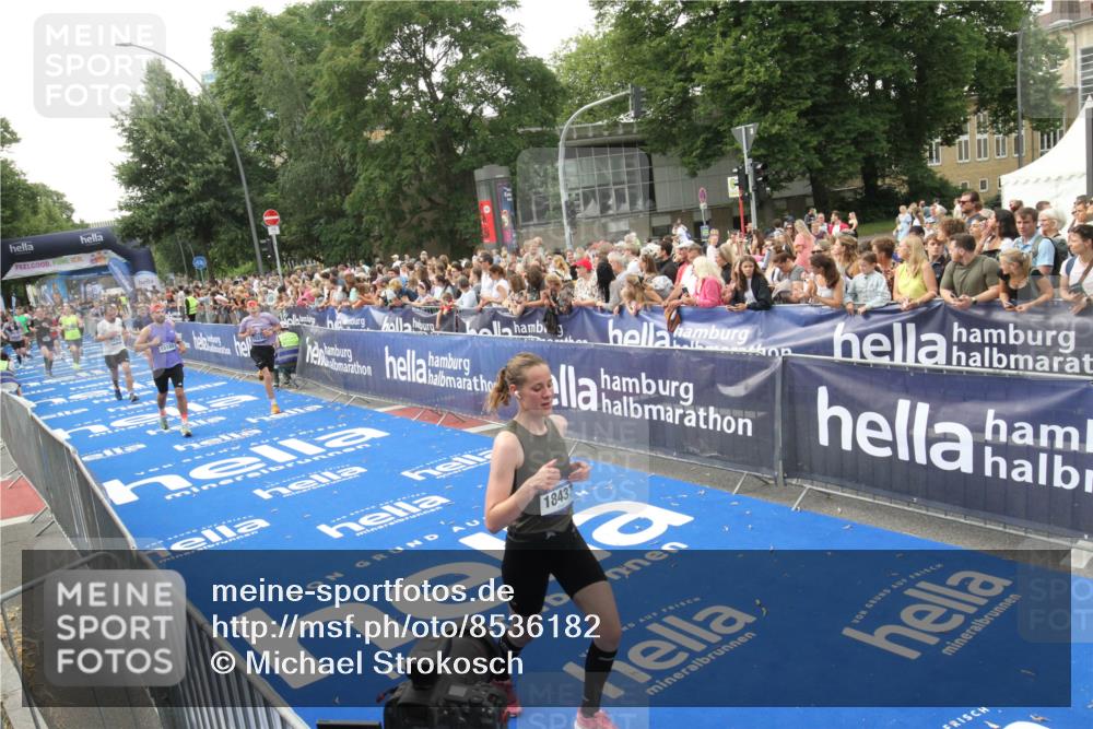 29.06.2025 - hella hamburg halbmarathon Michael Strokosch http://msf.ph/oto/8536182 29.06.2025 10:44:47 Ziel  meine-sportfotos.de