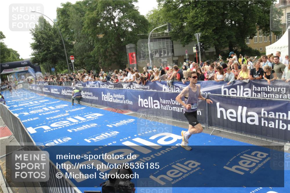 29.06.2025 - hella hamburg halbmarathon Michael Strokosch http://msf.ph/oto/8536185 29.06.2025 10:25:51 Ziel  meine-sportfotos.de