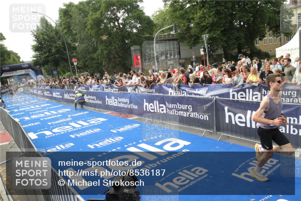 29.06.2025 - hella hamburg halbmarathon Michael Strokosch http://msf.ph/oto/8536187 29.06.2025 10:25:51 Ziel  meine-sportfotos.de