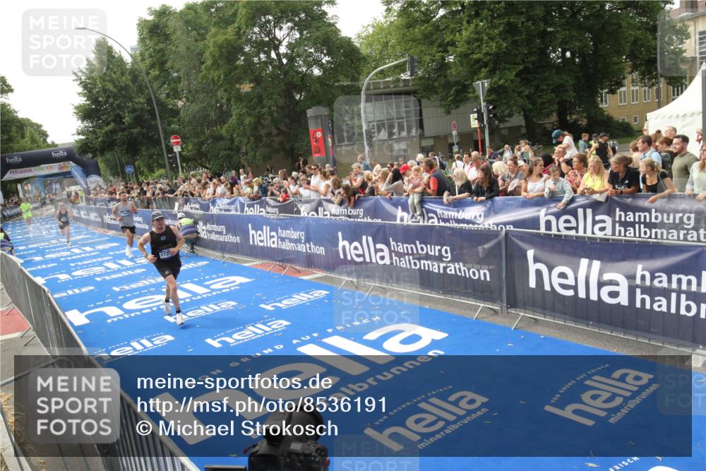 29.06.2025 - hella hamburg halbmarathon Michael Strokosch http://msf.ph/oto/8536191 29.06.2025 10:25:57 Ziel  meine-sportfotos.de