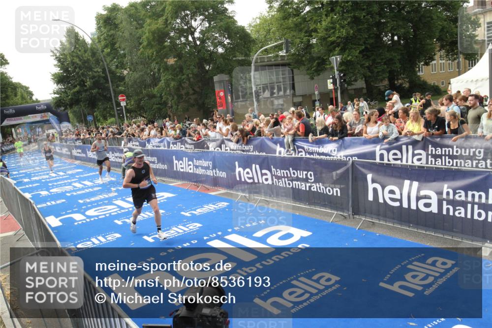 29.06.2025 - hella hamburg halbmarathon Michael Strokosch http://msf.ph/oto/8536193 29.06.2025 10:25:57 Ziel  meine-sportfotos.de