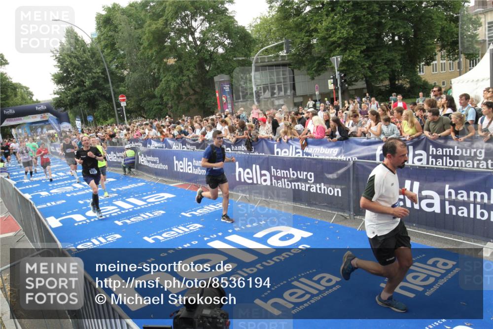 29.06.2025 - hella hamburg halbmarathon Michael Strokosch http://msf.ph/oto/8536194 29.06.2025 10:44:51 Ziel  meine-sportfotos.de