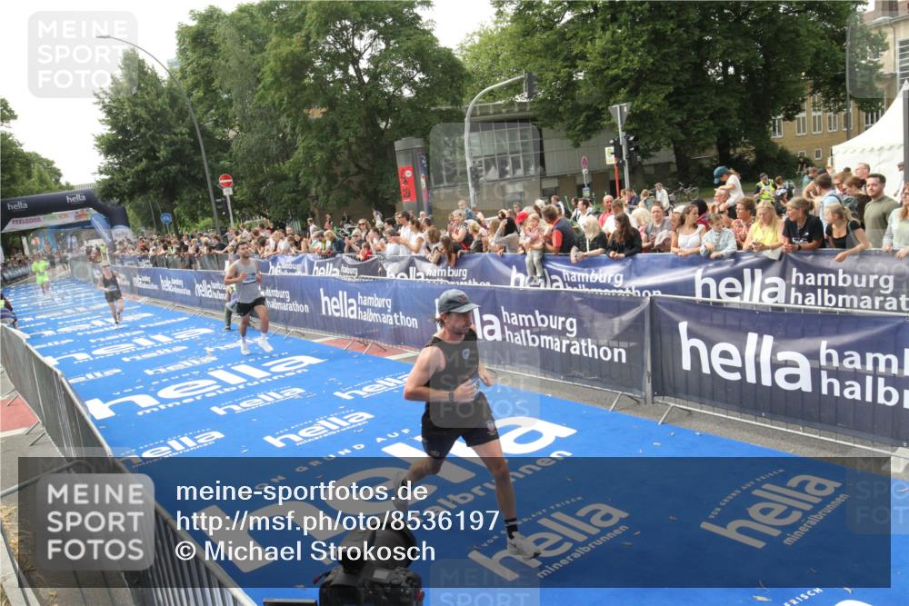 29.06.2025 - hella hamburg halbmarathon Michael Strokosch http://msf.ph/oto/8536197 29.06.2025 10:25:58 Ziel  meine-sportfotos.de