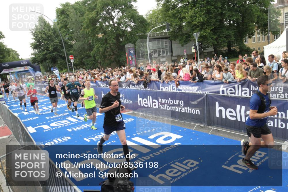 29.06.2025 - hella hamburg halbmarathon Michael Strokosch http://msf.ph/oto/8536198 29.06.2025 10:44:53 Ziel  meine-sportfotos.de