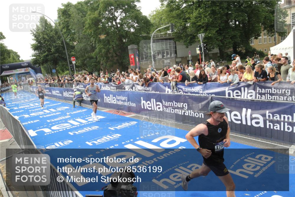 29.06.2025 - hella hamburg halbmarathon Michael Strokosch http://msf.ph/oto/8536199 29.06.2025 10:25:58 Ziel  meine-sportfotos.de