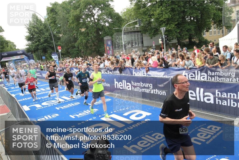 29.06.2025 - hella hamburg halbmarathon Michael Strokosch http://msf.ph/oto/8536200 29.06.2025 10:44:53 Ziel  meine-sportfotos.de