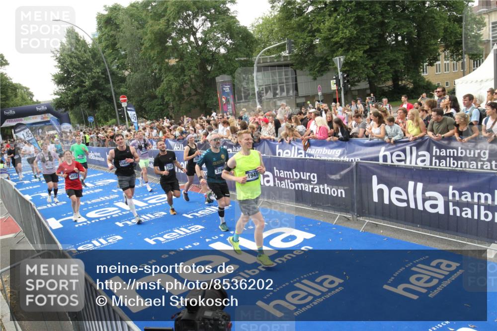 29.06.2025 - hella hamburg halbmarathon Michael Strokosch http://msf.ph/oto/8536202 29.06.2025 10:44:54 Ziel  meine-sportfotos.de