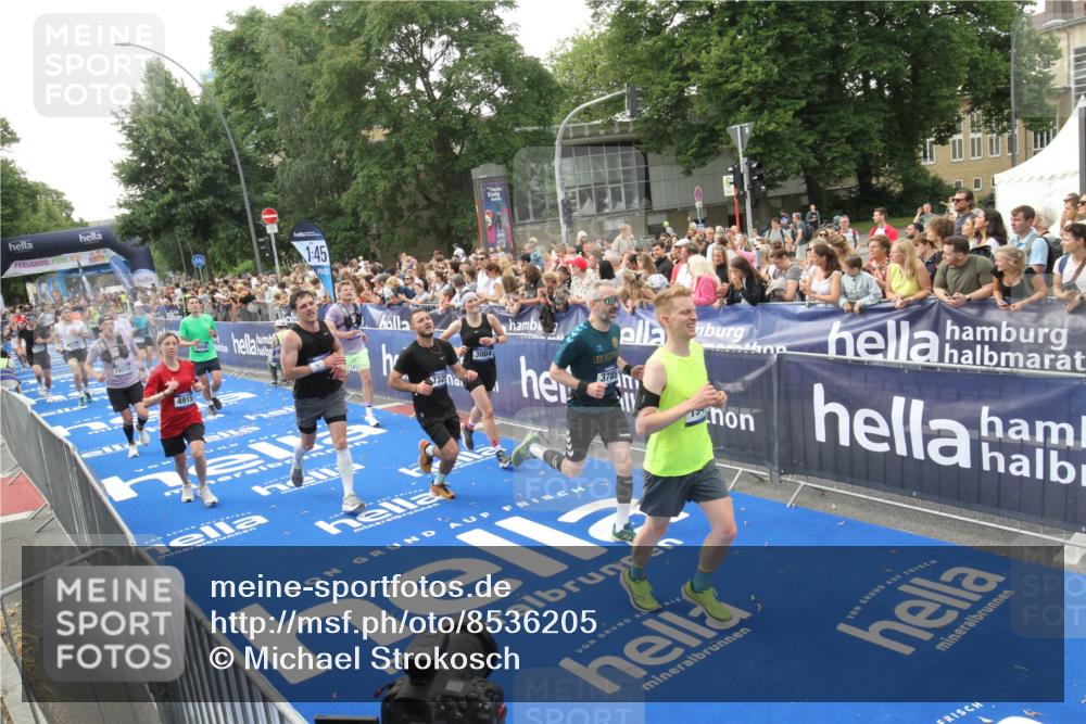 29.06.2025 - hella hamburg halbmarathon Michael Strokosch http://msf.ph/oto/8536205 29.06.2025 10:44:54 Ziel  meine-sportfotos.de