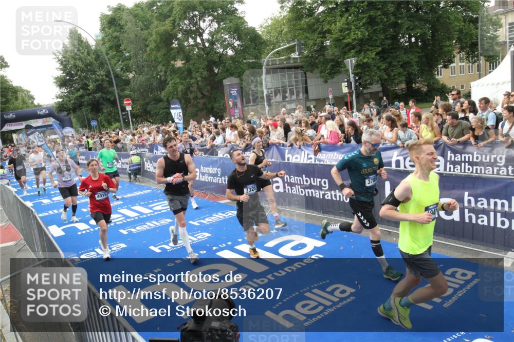 29.06.2025 - hella hamburg halbmarathon Michael Strokosch http://msf.ph/oto/8536207 29.06.2025 10:44:54 Ziel  meine-sportfotos.de