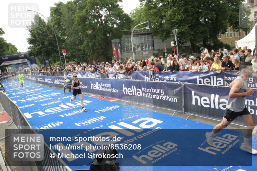 29.06.2025 - hella hamburg halbmarathon Michael Strokosch http://msf.ph/oto/8536208 29.06.2025 10:26:00 Ziel  meine-sportfotos.de