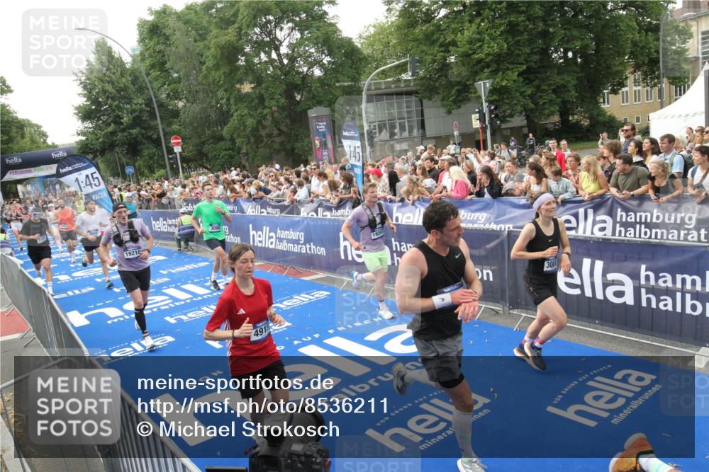 29.06.2025 - hella hamburg halbmarathon Michael Strokosch http://msf.ph/oto/8536211 29.06.2025 10:44:55 Ziel  meine-sportfotos.de